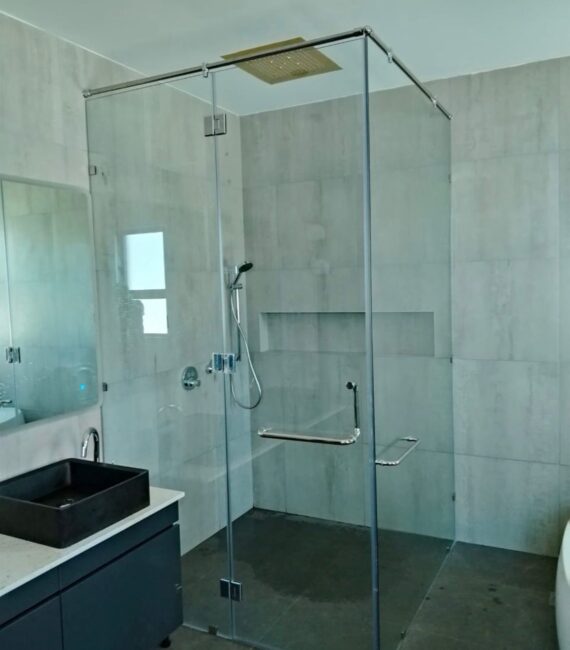 Frameless shower cubicle (90 degree)